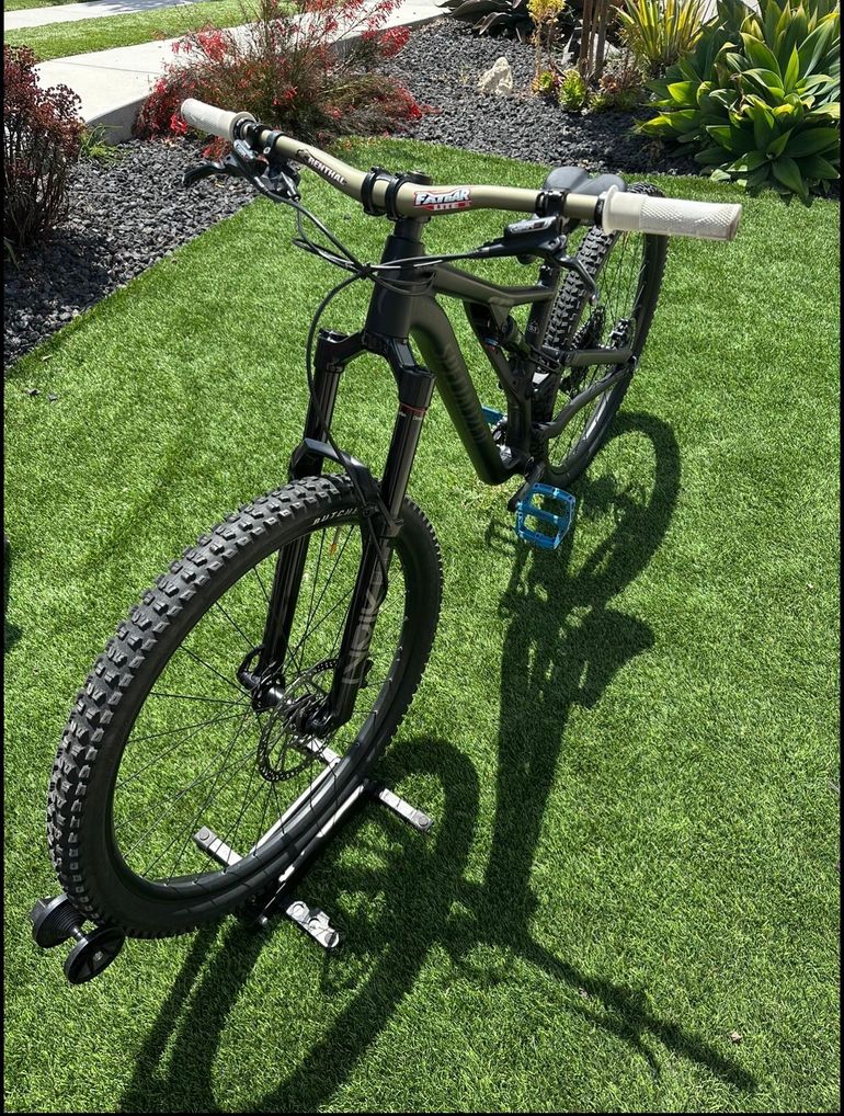 Used Specialized Stumpjumper Alloy 2023 2023 Mountainbike, Black, 29 — image 1 of 13