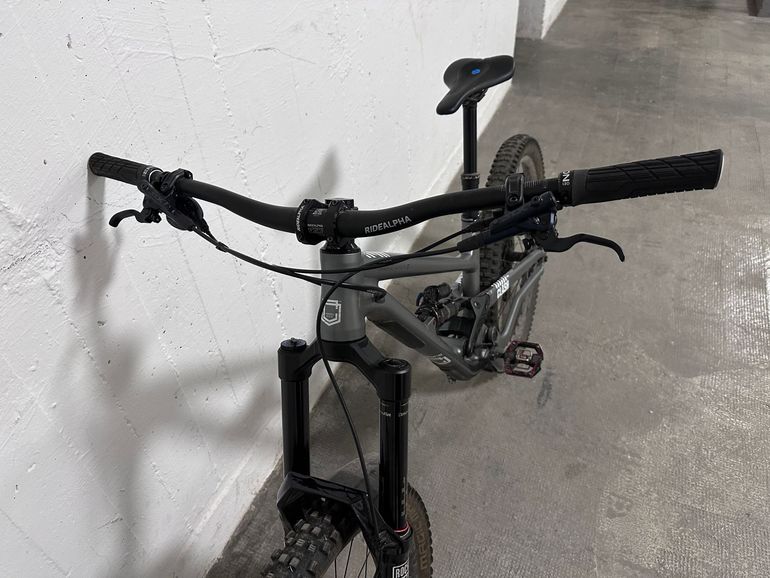 Used Commencal CLASH RACE 2021 2021 Mountainbike, Light Gray, 27.5 — image 2 of 7