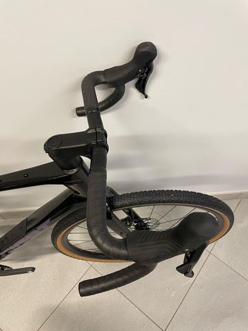 Used Giant Revolt Advanced 2 2025 2025 Road & Gravel, Black — image 6 of 9