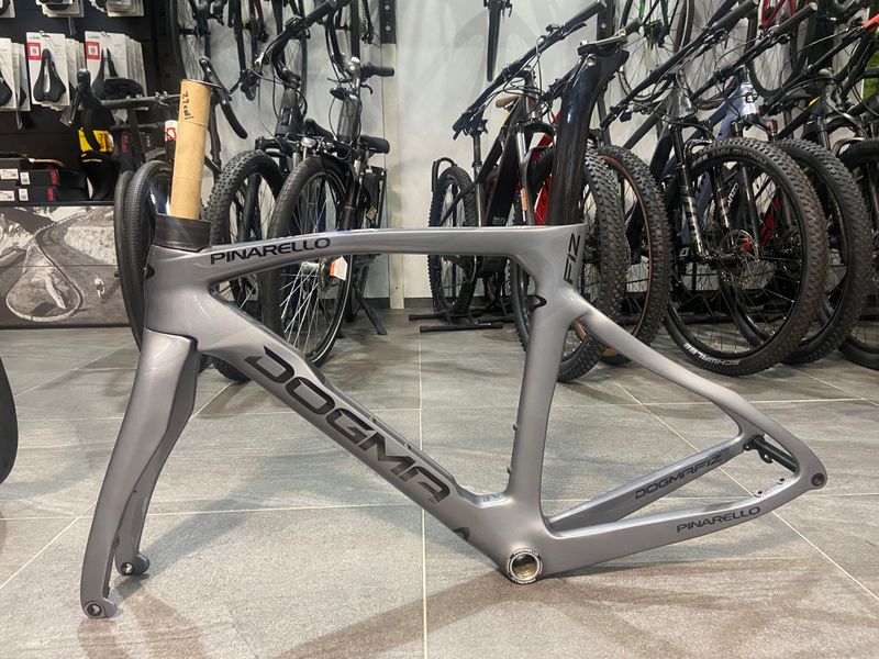 Pinarello DOGMA F12 DISK Frameset 2023 Road & Gravel d'occasion — image 3 sur 3