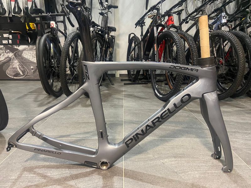 Pinarello DOGMA F12 DISK Frameset 2023 Road & Gravel d'occasion — image 1 sur 3