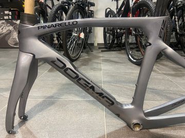 Pinarello DOGMA F12 DISK Frameset 2023 Road & Gravel d'occasion — image 2 sur 3