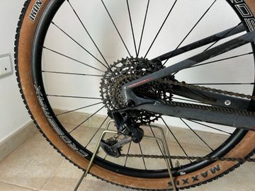 Mondraker F-PODIUM CARBON DC 2023 2023 Mountainbike usato, Grigio chiaro — immagine 3 di 8