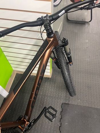 Used Giant Talon 1 2022 2022 Mountainbike, Orange, 27.5, 29 — image 4 of 8