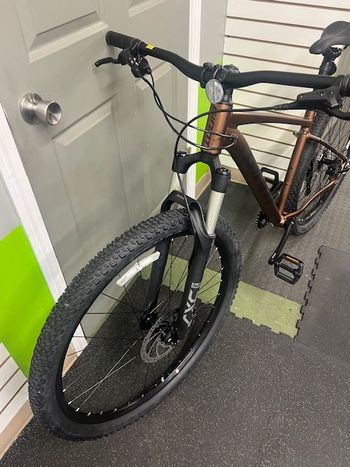 Used Giant Talon 1 2022 2022 Mountainbike, Orange, 27.5, 29 — image 5 of 8