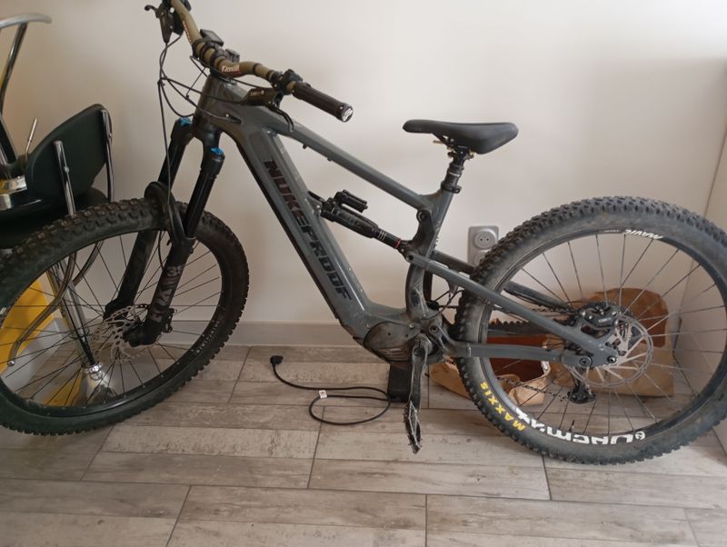 Used Nukeproof Megawatt Shimano Deore XT 2023 Mountainbike, Light Gray — image 1 of 3