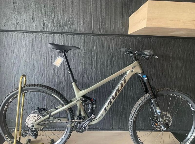 Gebrauchtes Pivot Firebird Ride Xt 2024 Mountainbike, Hellgrau — Bild 1 von 3