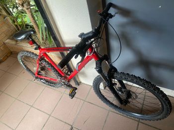 Used DECATHLON VTT 2024 Mountainbike, Rot — image 2 of 8