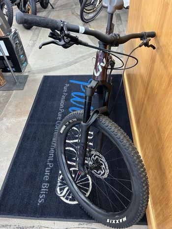 Used Liv Embolden 2 2024 2024 Mountainbike, Black, 29, 27.5 — image 2 of 3