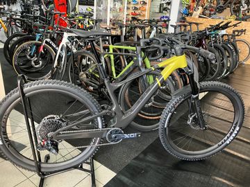 Scott Spark ST 900 Tuned 2023 2023 Mountainbike usato, Nero — immagine 1 di 11