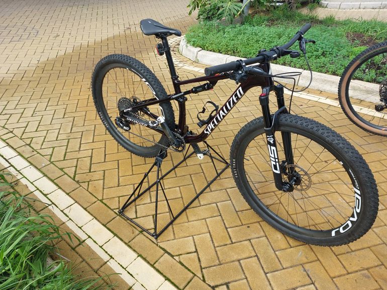 Used Specialized Epic Expert 2021 2021 Mountainbike, Red, 29 — image 8 of 9