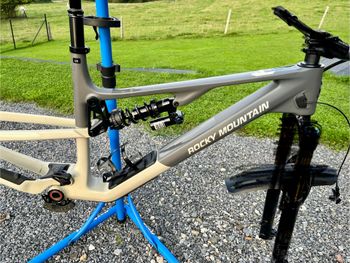 Used Rocky Mountain Instinct Frameset 2024 Mountainbike, Light Gray — image 4 of 9