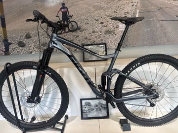 Used Giant Stance 2 29’er 2022 Mountainbike, Light Gray — image 5 of 5