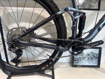 Used Giant Stance 2 29’er 2022 Mountainbike, Light Gray — image 2 of 5