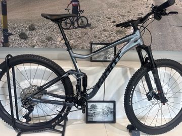 Used Giant Stance 2 29’er 2022 Mountainbike, Light Gray — image 1 of 5