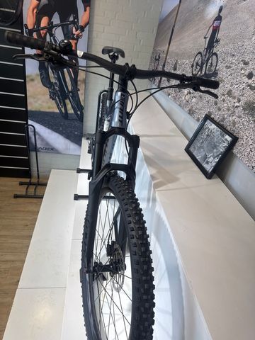Used Giant Stance 2 29’er 2022 Mountainbike, Light Gray — image 3 of 5