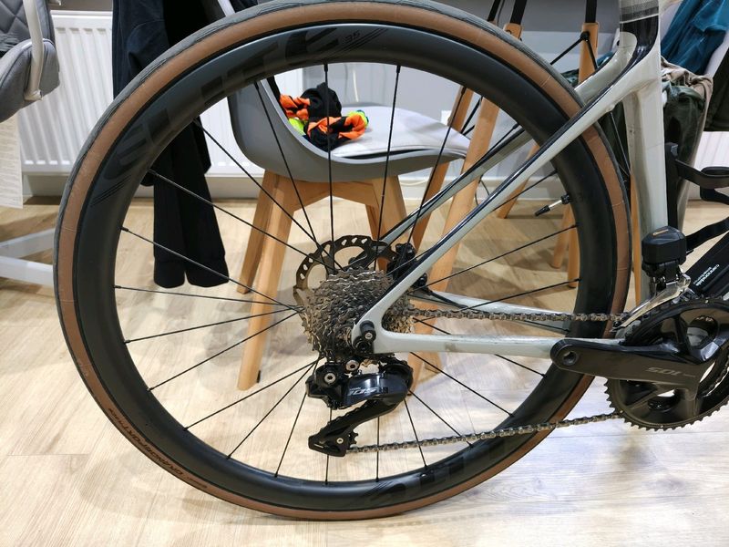 Cannondale Synapse Carbon 2 LE 2024 2024 Road & Gravel usato, Grigio chiaro — immagine 29 di 42