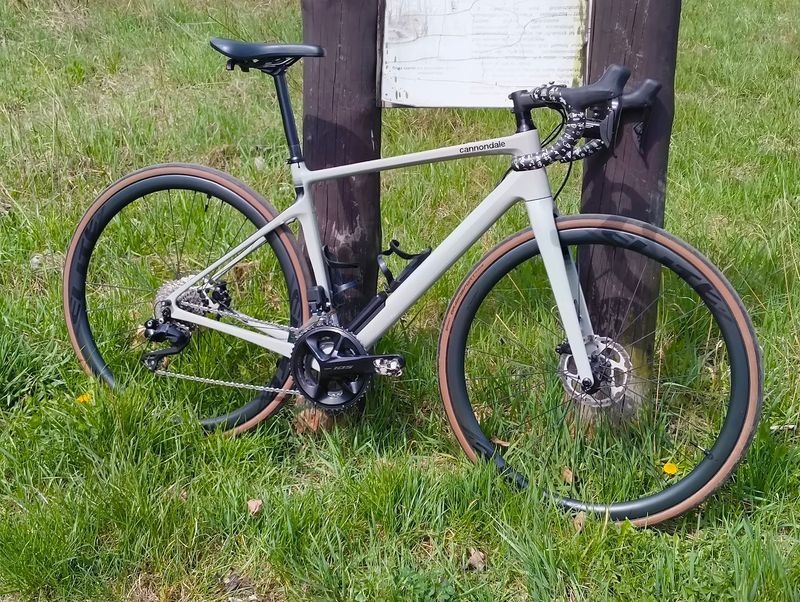 Cannondale Synapse Carbon 2 LE 2024 2024 Road & Gravel usato, Grigio chiaro — immagine 2 di 42