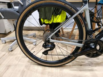 Cannondale Synapse Carbon 2 LE 2024 2024 Road & Gravel usato, Grigio chiaro — immagine 39 di 42