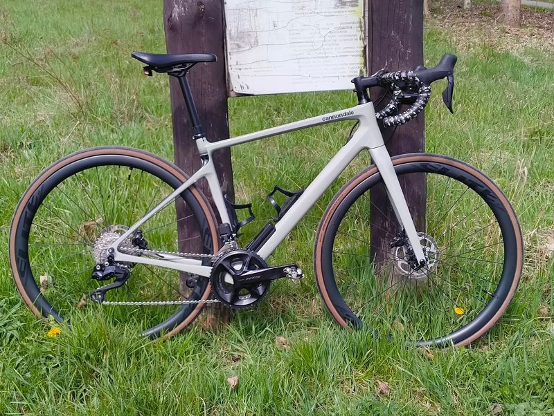Cannondale Synapse Carbon 2 LE 2024 2024 Road & Gravel usato, Grigio chiaro — immagine 1 di 42