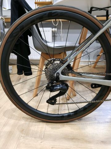 Cannondale Synapse Carbon 2 LE 2024 2024 Road & Gravel usato, Grigio chiaro — immagine 32 di 42