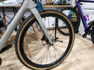 Cannondale Synapse Carbon 2 LE 2024 2024 Road & Gravel usato, Grigio chiaro — immagine 40 di 42