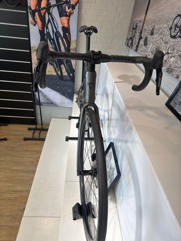 Tweedehands Giant Defy Advanced 2 2024 Road & Gravel — afbeelding 3 van 5