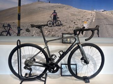 Tweedehands Giant Defy Advanced 2 2024 Road & Gravel — afbeelding 1 van 5