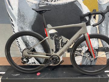 BMC Roadmachine 01 AMP X ONE 2024 2024 Road & Gravel de segunda mano, Gris claro — imagen 1 de 6