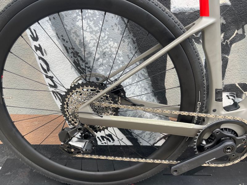 BMC Roadmachine 01 AMP X ONE 2024 2024 Road & Gravel usato, Grigio chiaro — immagine 2 di 6