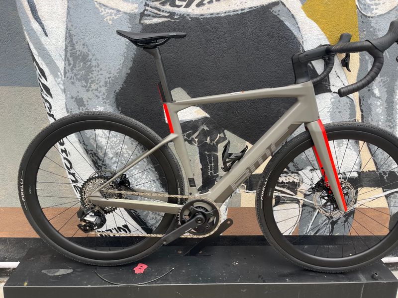 BMC Roadmachine 01 AMP X ONE 2024 2024 Road & Gravel usato, Grigio chiaro — immagine 1 di 6