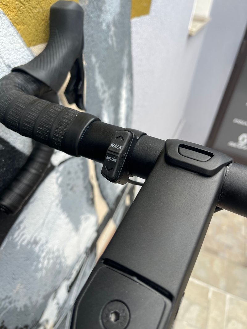 BMC Roadmachine 01 AMP X ONE 2024 2024 Road & Gravel usato, Grigio chiaro — immagine 4 di 6