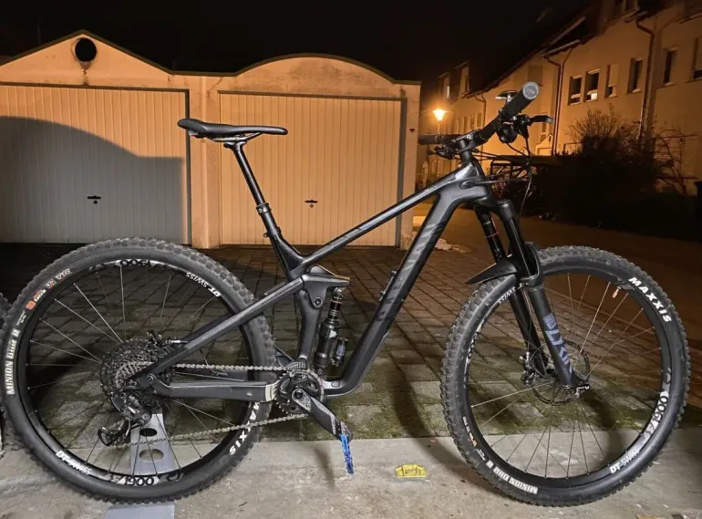Used Canyon Strive CF 7.0 2020 Mountainbike, Nero — image 1 of 3
