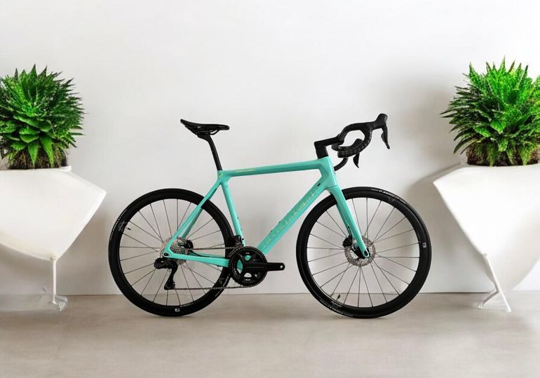 Used Bianchi Specialissima - Ultegra Di2 2022 2022 Road & Gravel, Green — image 1 of 8