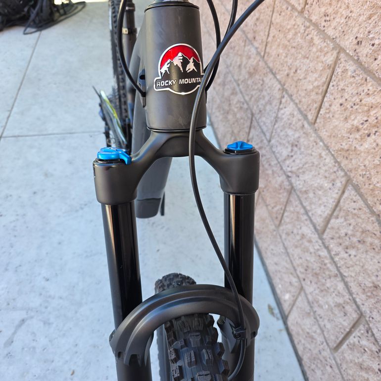 Used Rocky Mountain Altitude C50 Shimano 2024 2024 Mountainbike, Black, 27.5, 29 — image 8 of 17