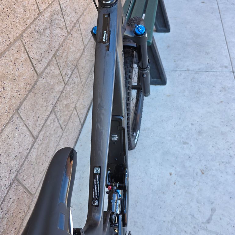 Used Rocky Mountain Altitude C50 Shimano 2024 2024 Mountainbike, Black, 27.5, 29 — image 5 of 17