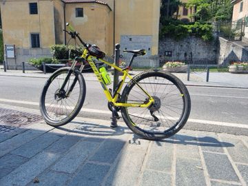 Used Giant Talon 2018 Mountainbike, Orange — image 1 of 9