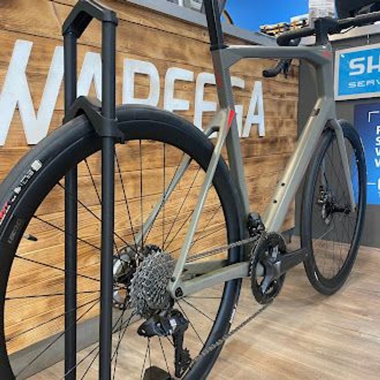 Used BMC Roadmachine 01 THREE 2023 2023 Road & Gravel, Light Gray — image 5 of 5