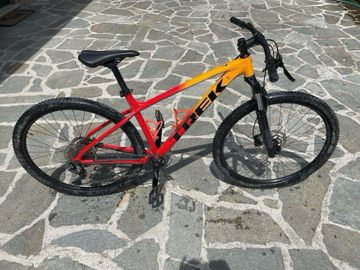 Used Trek Marlin Shimano Deore 2022 Mountainbike, Red — image 1 of 16