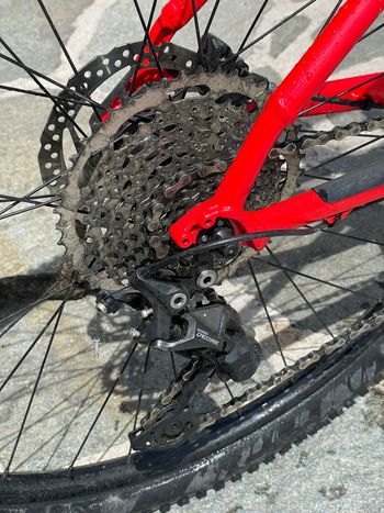 Trek Marlin Shimano Deore 2022 Mountainbike de segunda mano, Rojo — imagen 4 de 16