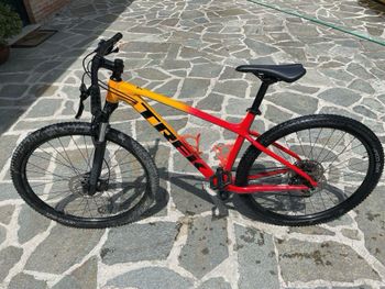Trek Marlin Shimano Deore 2022 Mountainbike de segunda mano, Rojo — imagen 2 de 16