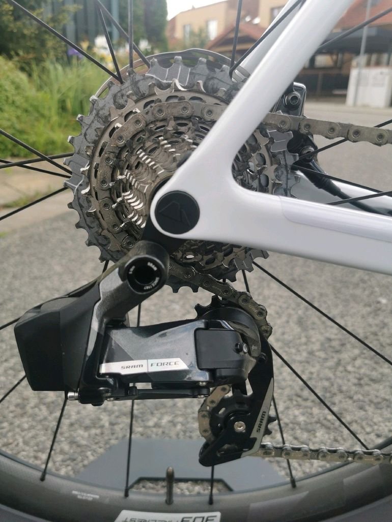 Used Canyon Ultimate CF SLX 8 AXS 2025 2025 Road & Gravel, White — image 7 of 8