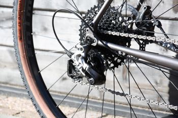 Used Kona Rove DL 2021 Road & Gravel, Hellgrau — image 3 of 6