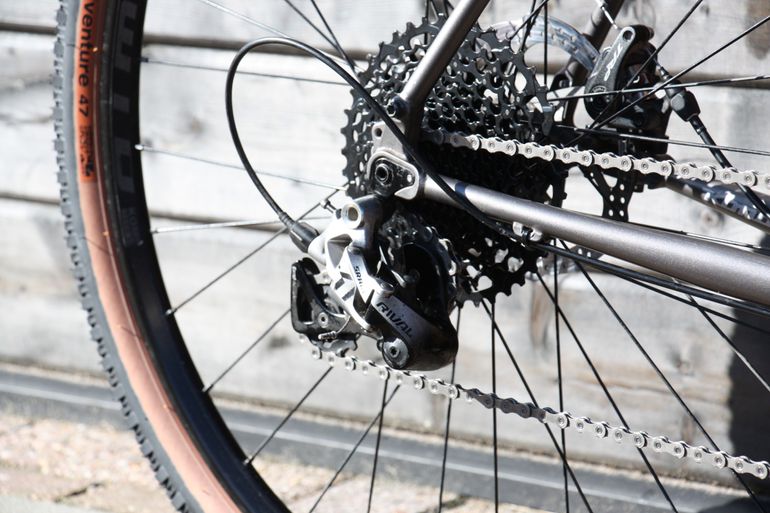Used Kona Rove DL 2021 Road & Gravel, Hellgrau — image 3 of 6