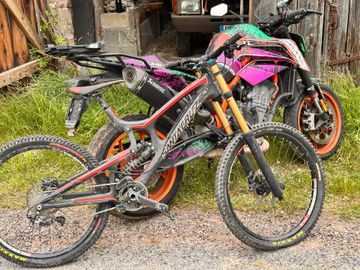 Used Santa Cruz V10 Other Shimano 2017 Mountainbike, Black — image 8 of 20