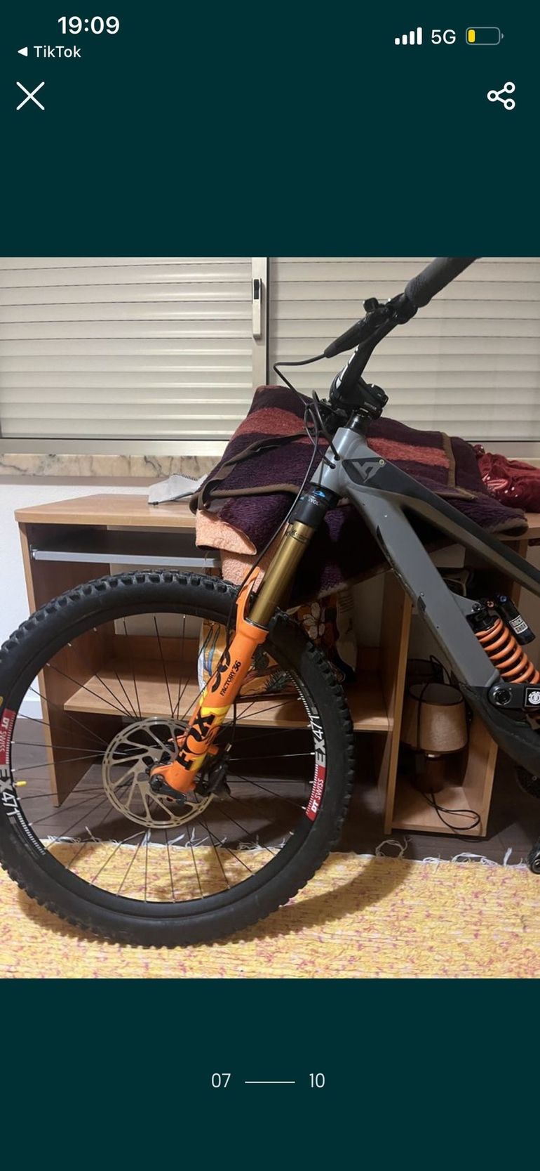 Used YT Industries Tues Shimano ZEE 2019 Mountainbike, Light Gray — image 1 of 8