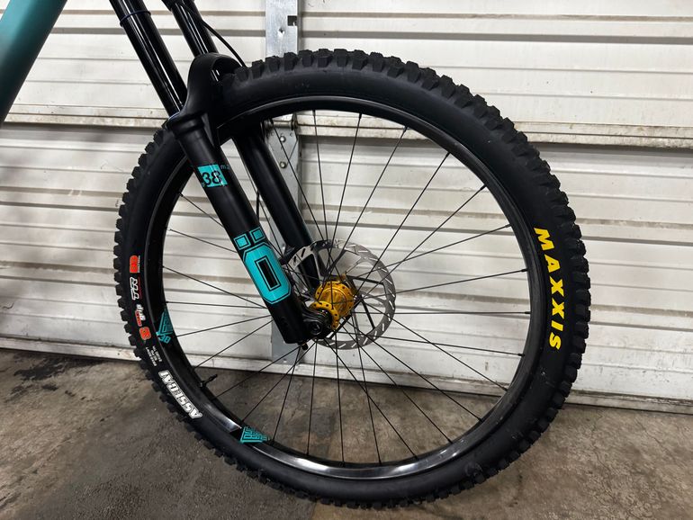 Used Forbidden Dreadnought Custom 2024 Mountainbike, Light Gray — image 9 of 10