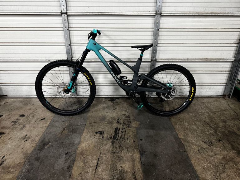 Used Forbidden Dreadnought Custom 2024 Mountainbike, Light Gray — image 2 of 10