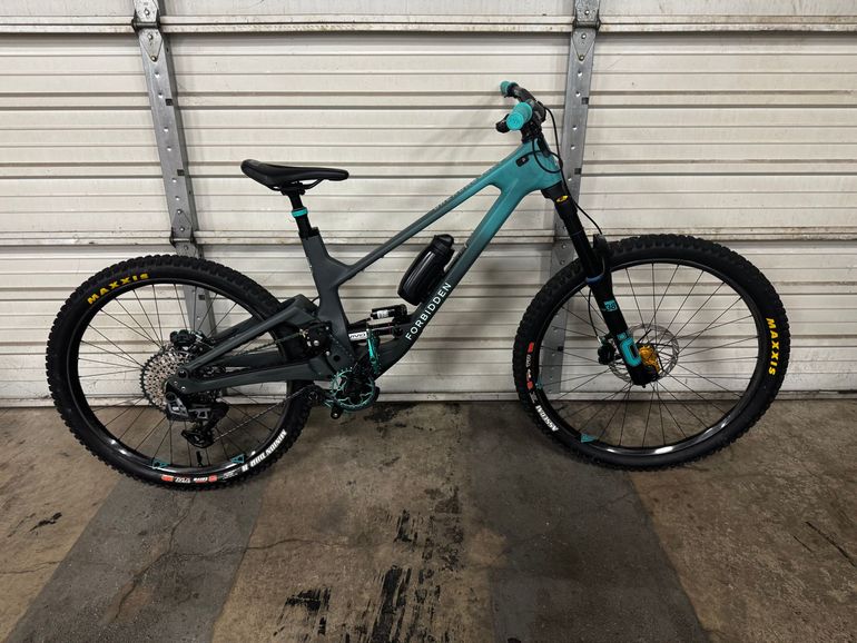 Used Forbidden Dreadnought Custom 2024 Mountainbike, Light Gray — image 10 of 10