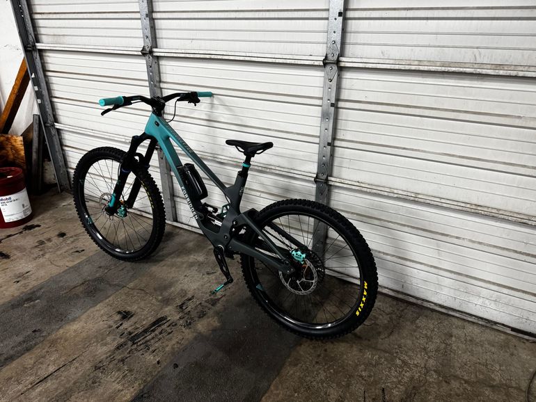 Used Forbidden Dreadnought Custom 2024 Mountainbike, Light Gray — image 3 of 10